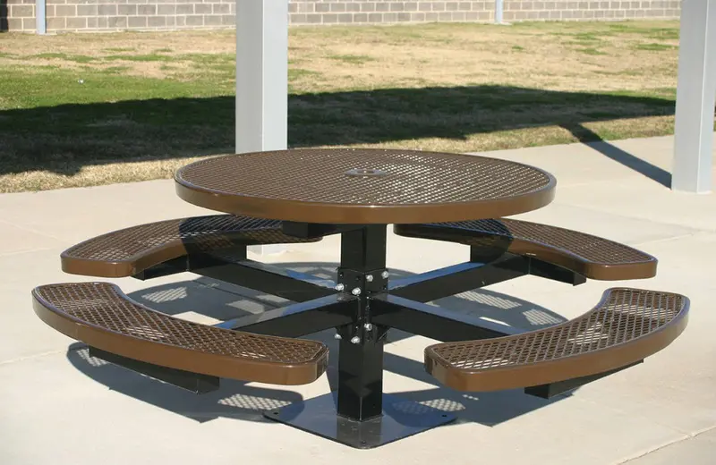 Circular Picnic Table With Central Support And Diamond-Perforated Steel Top 1